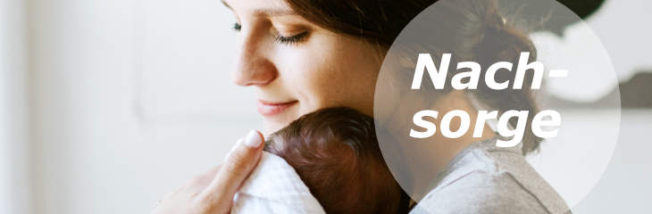 Link Nachsorge: Nachsorge: Eine Frau hält ihr Baby im Arm