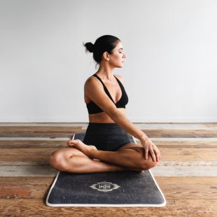 Frau bei Yogaübung zur Thorax mobility